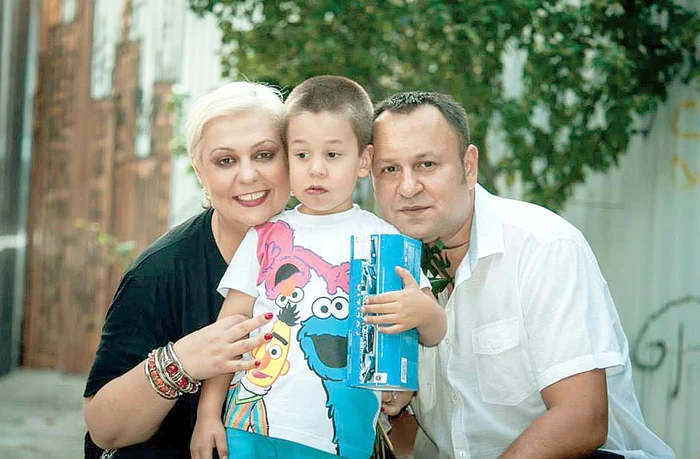 
    Monica Anghel, alături de familia ei  