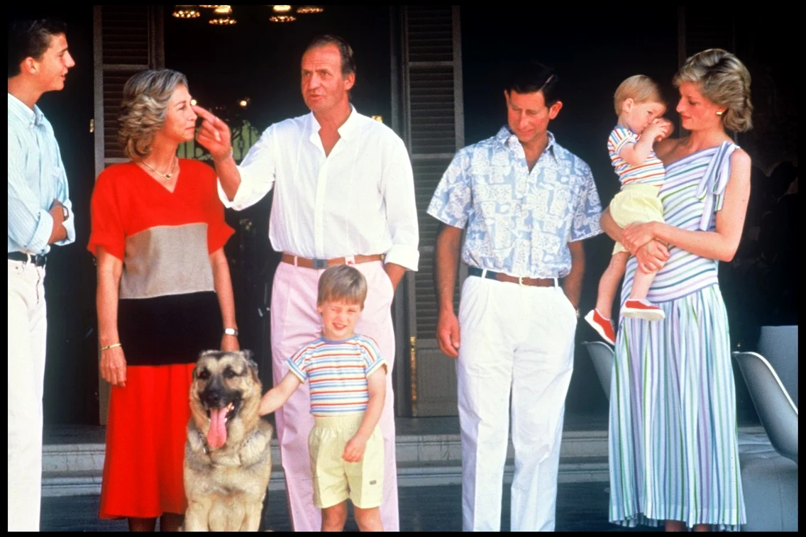 Prințesa Diana cu Harry și Will mici, în vacanță la Palatul Marivent, alături de Prințul Charles, Regele Juan Carlos și Regina Sofia. FOTO: Profimedia