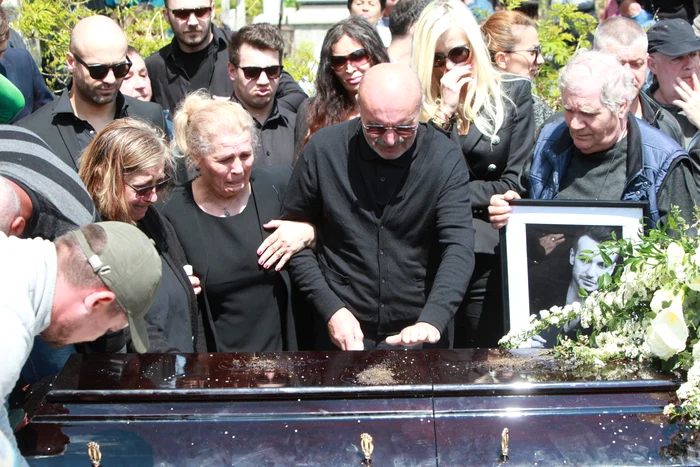 8 razvan ciobanu inmormantare parinti plans jpg jpeg