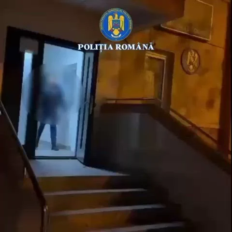 Un tânăr a vrut să se răzbune pe părinţi şi a dat foc apartamentului din București. Locatarii au fost evacuați, iar incendiatorul reținut