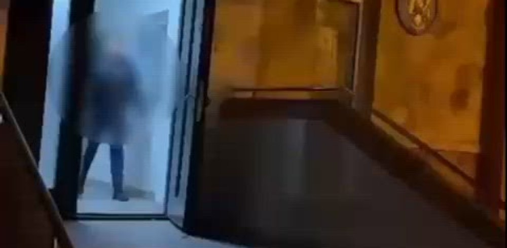 Un tânăr a vrut să se răzbune pe părinţi şi a dat foc apartamentului din București. Locatarii au fost evacuați, iar incendiatorul reținut