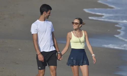Novak și Jelena Djokovic adoră plimbările pe plaja din Marbella jpeg