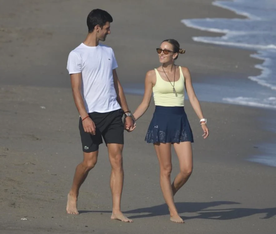 Novak și Jelena Djokovic adoră plimbările pe plaja din Marbella