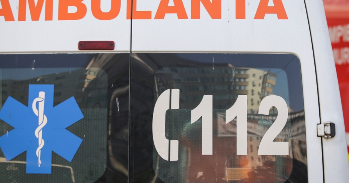 O ambulanță cu semnalele pornite lovește o femeie pe trecerea de pietoni