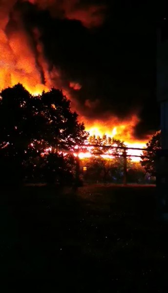 O nouă alertă în Dâmbovița. Arde un depozit de mase plastice lângă o fabrică de armament VIDEO