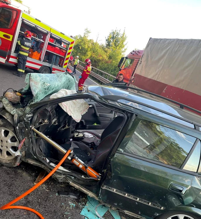 Șoferul autoturismului a murit FOTO: Facebook/Vocea Vîlcii
