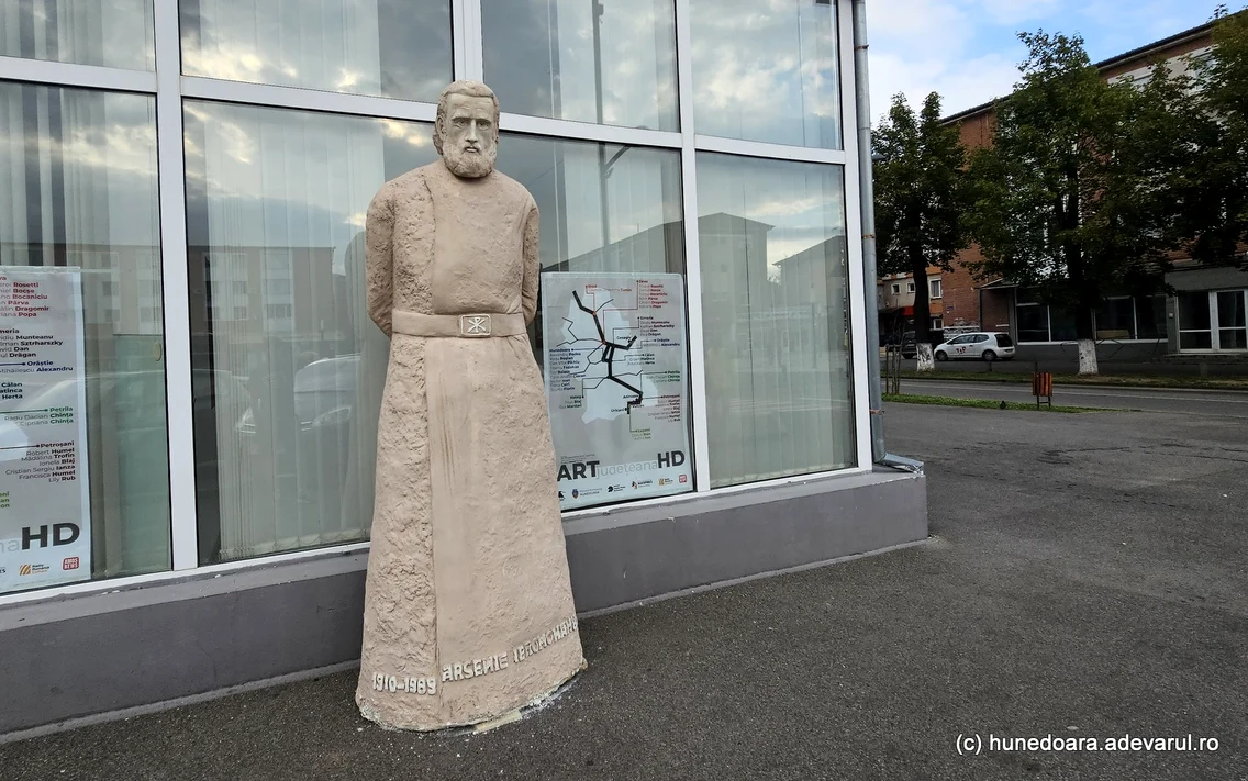Statuia lui Arsenie Boca din Centrul Huendoarei  Foto Daniel Guță jpg