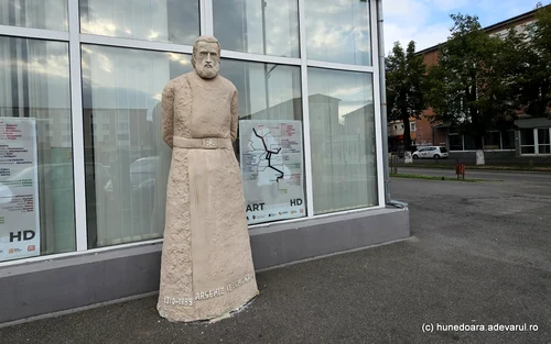 Statuia lui Arsenie Boca din Centrul Huendoarei Foto Daniel Guță jpg
