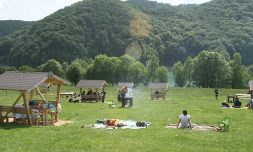 Românii au luat cu asalt locurile special amenajate pentru grătare jpeg