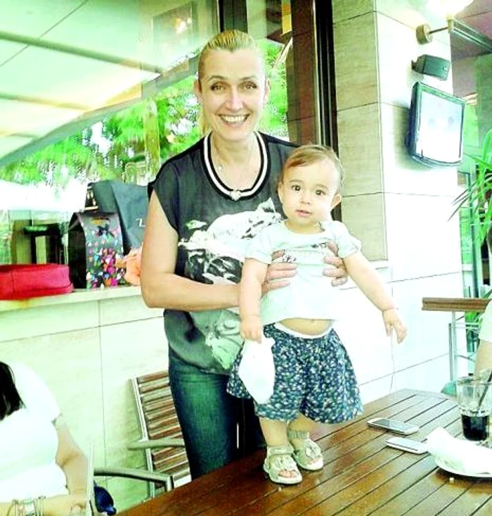 
    Vileta a serbat sâmbătă 43 de ani și a petrecut cu băieții și fiica ei, Iuvenalia (FOTO: ARHIVA PERSONALĂ)  