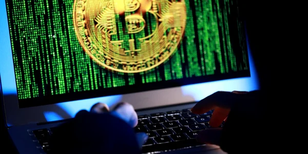 Hacker criptomonede bitcoin laptop tastatura furt FOTO Shutterstock