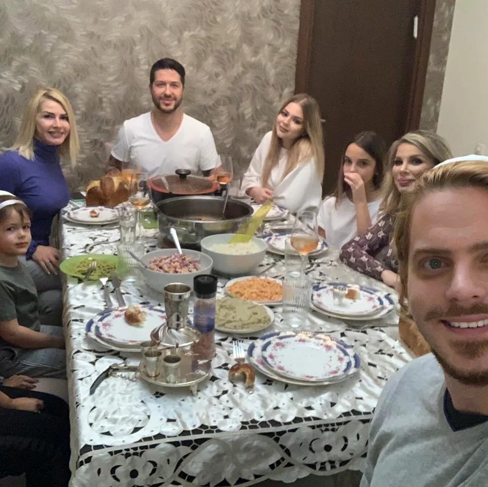 Karina (12) este fiica lui Jorge și a Alinei Laufer, Ilinca (19) este fata Ramonei din primul mariaj, iar David (3 ani) este fiul pe care Jorge și Ramona îl au împreună