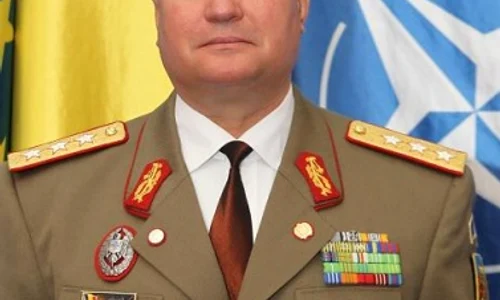 Nicolae Ciucă face parte din categoria ofițerilor care și au câștigat gradele în teatrele de operații, el fiind singurul general român care a condus personal o misiune de luptă  jpeg