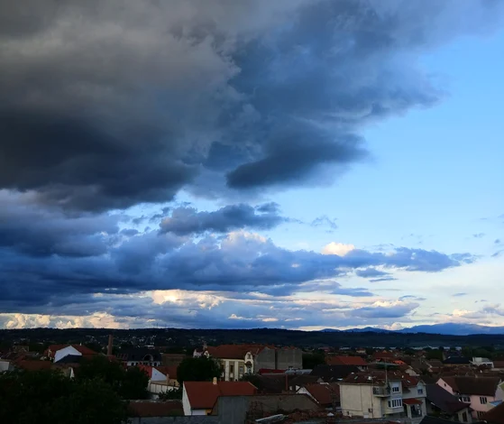 Nori negri pe cer