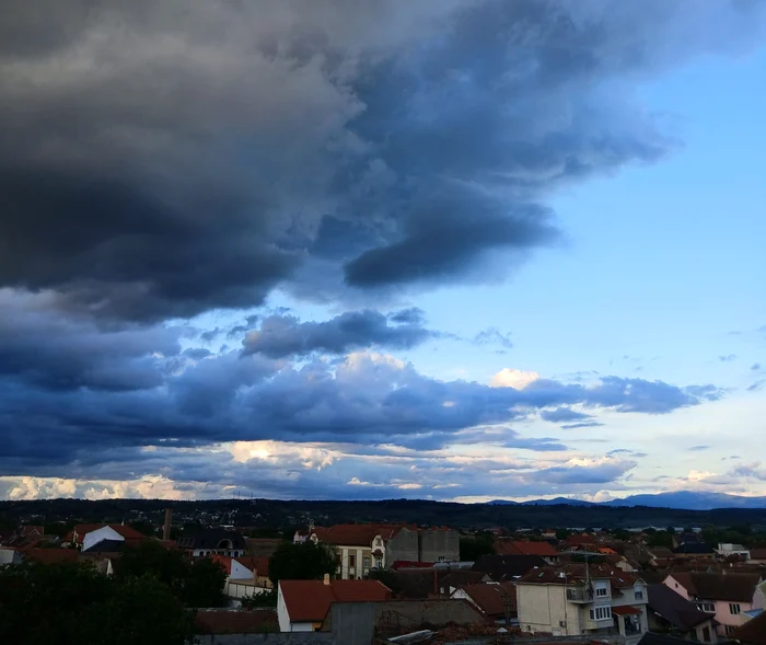 Nori negri pe cer