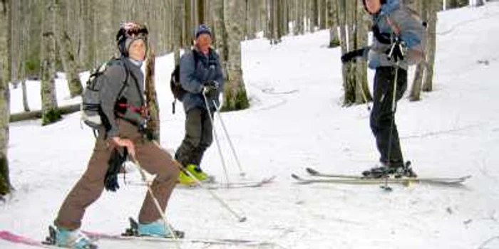 Pasionaţii sporturilor de iarnă din Bacău ajung să facă schi extrem prin pădure