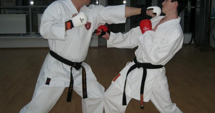 Liviu Crişan (stânga) s-a înscris în anii '80 într-un club de karate care funcţiona ilegal