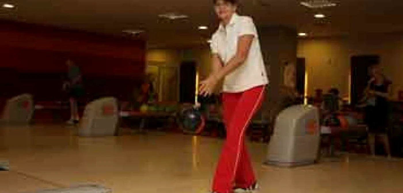 Constanţa:Litoral 2009 / Eugenia Dumitraşcu Şi-a făcut o siluetă de vis la bowling