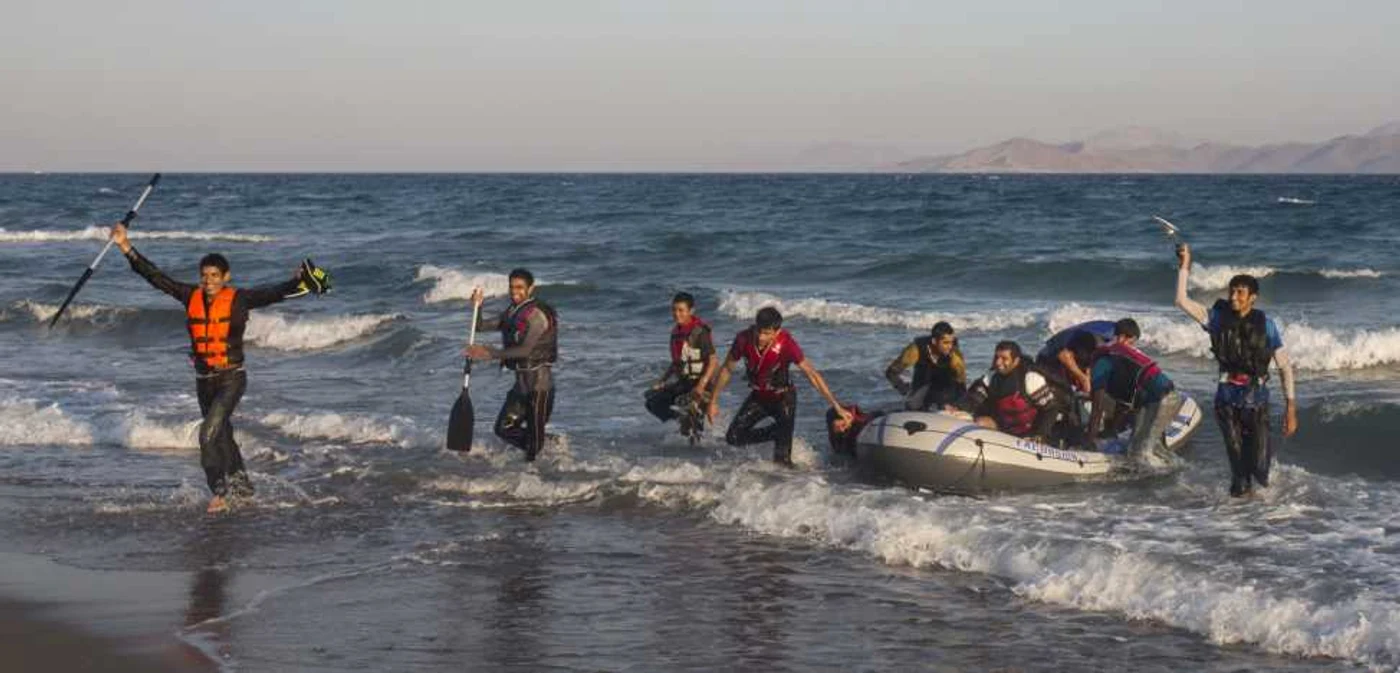 Turiştii din insulele greceşti au fost puşi în faţa unor scene apocaliptice atunci când bărci pline de mii de refugiaţi au ajuns pe plajă FOTO AP