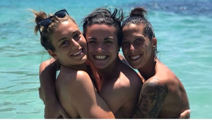 Alexia Putellas(stânga) alături de colegele ei de la naţionala Spaniei, Alba Merino Sanchez (centru) şi Jeniffer Hermoso, pe plaja de la Ibiza.