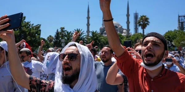 Turci manifestand inainte de deschiderea Sfintei Sofia ca moschee FOTO EPA-EFE