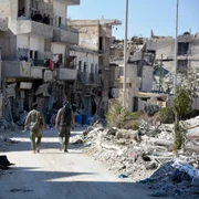 Luptători sirieni SDF se plimbă lângă sensul giratoriu Al-Na'im din centrul oraşului Al-Raqqa Siria FOTO EPA-EFE / Youssef Rabih Youssef