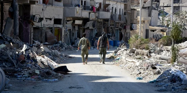 Luptători sirieni SDF se plimbă lângă sensul giratoriu Al-Na'im din centrul oraşului Al-Raqqa Siria FOTO EPA-EFE / Youssef Rabih Youssef