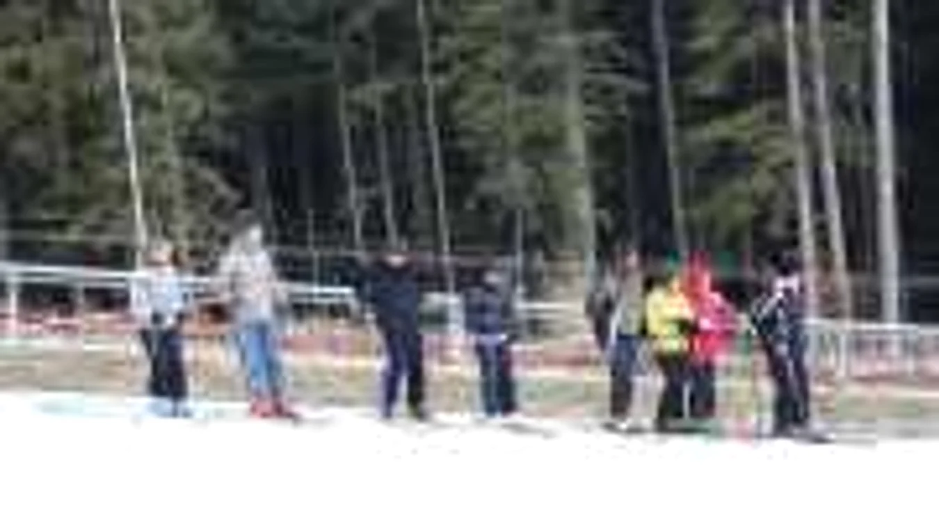 Cursul de iniţiere cuprinde 40 de ore de practică şi terorie