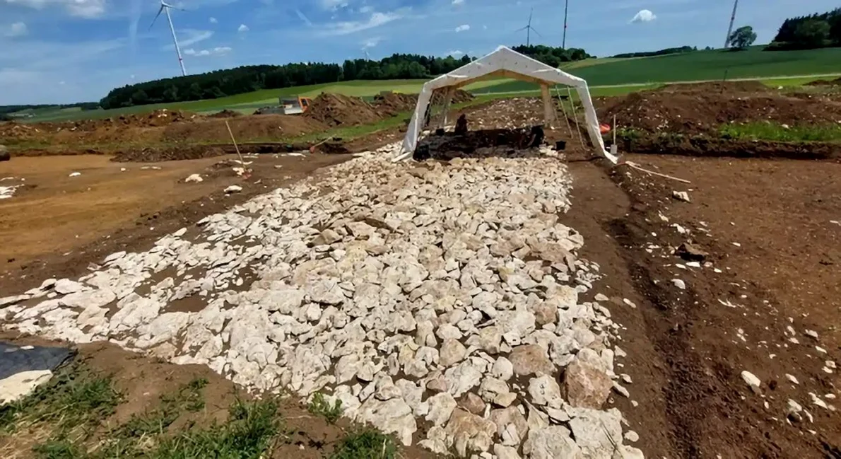 Pentru construcția vechiul drum roman Alblimes a fost folosit calcarul alb, care a fost așezat cu grijă ca fundație pentru platformă (© René Wollenweber, LAD)