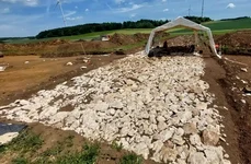Pentru construcția vechiul drum roman Alblimes a fost folosit calcarul alb, care a fost așezat cu grijă ca fundație pentru platformă (© René Wollenweber, LAD)