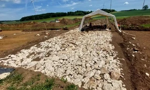 Pentru construcția vechiul drum roman Alblimes a fost folosit calcarul alb, care a fost așezat cu grijă ca fundație pentru platformă (© René Wollenweber, LAD)