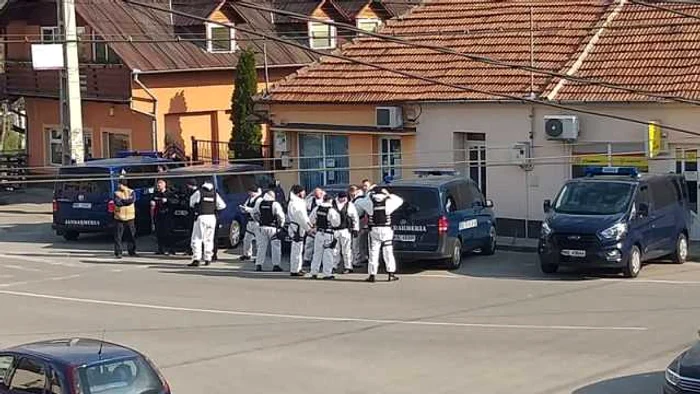 Colonia de romi din comuna Vadu Crişului este păzită de miercuri şi de militari