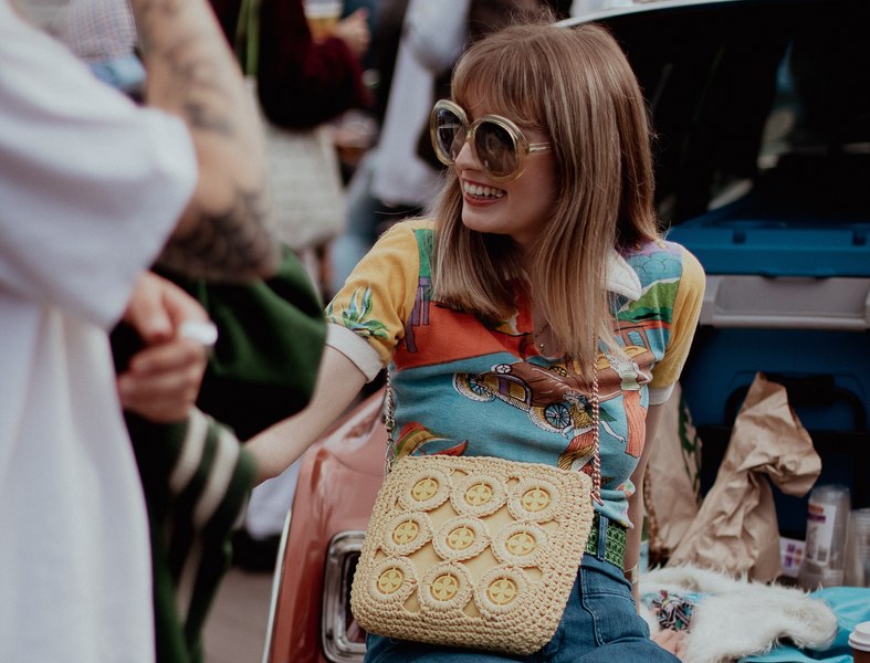 Lasă-te sedusă de splendoarea anilor '70. „Hot fashion”, de la rochii boeme și dantelă transparentă la denim evazat