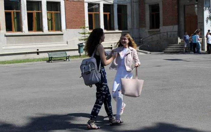 Daria (în alb), eleva Colegiului N.Grigorescu din Câmpina,  a ieşit prima din  sala de examen, convisnă că va lua nota 10  FOTO Diana Frîncu