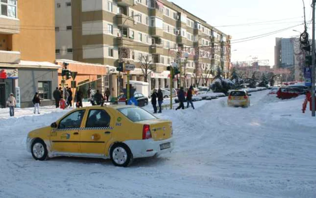 În oraş, circulaţia se desfăşoară în condiţii de iarnă