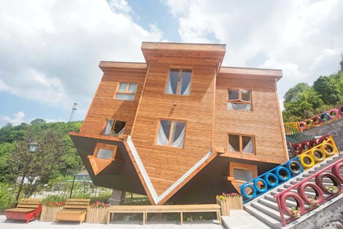 Casa cu capul în jos din satul Yantou, din Ningbo, provincia Zhejiang, China