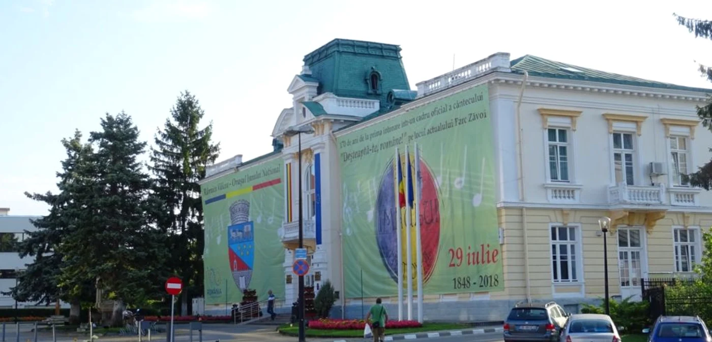 Sediul istoric al Primăriei Râmnicu Vâlcea îmbrăcat în straie de sărbătoare, Foto: Primăria Rm. Vâlcea
