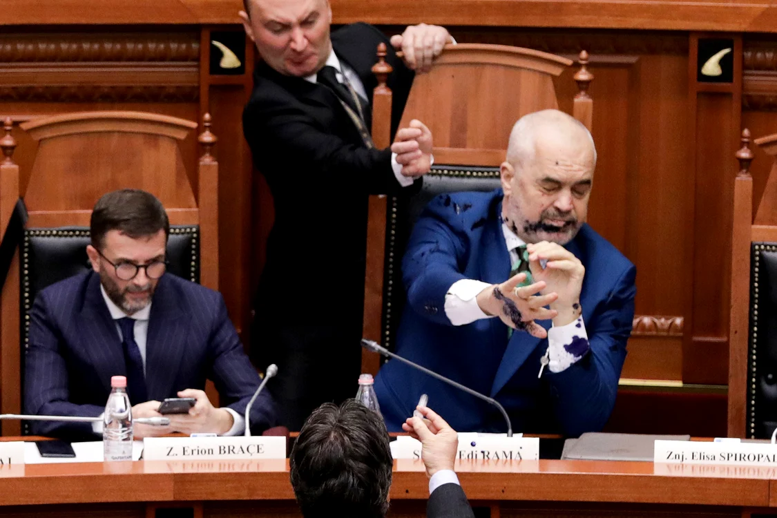 Premierul Albaniei a fost atacat cu cerneală în Parlament
