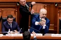 Premierul Albaniei a fost atacat cu cerneală în Parlament jpeg