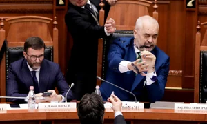 Premierul Albaniei a fost atacat cu cerneală în Parlament jpeg