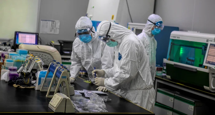 Durerea de cap și febra sunt principalele simptomele ale acestei forme de COVID