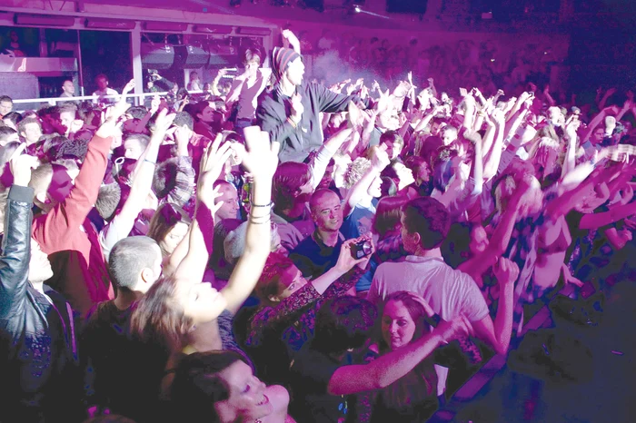 Tinerii s-au îmbulzit  pentru a o vedea  pe starletă