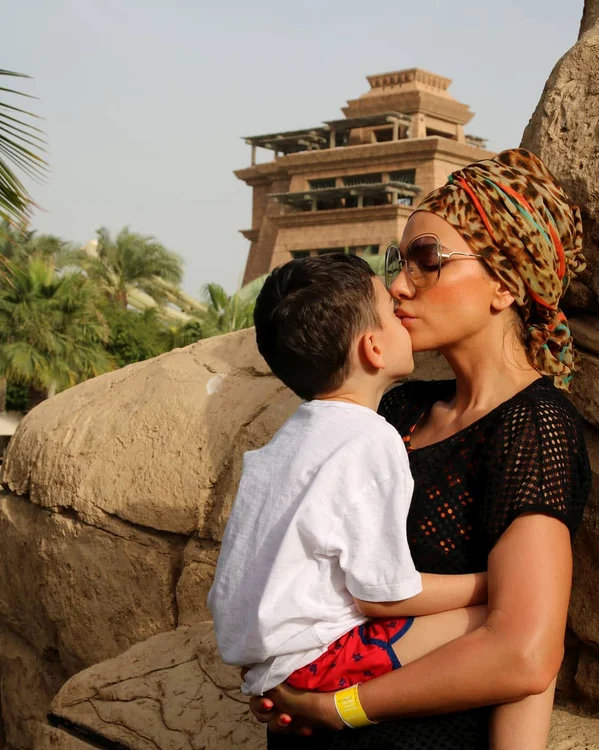 
    Anna își sacrifică  și somnul de  frumusețe pentru Adam  