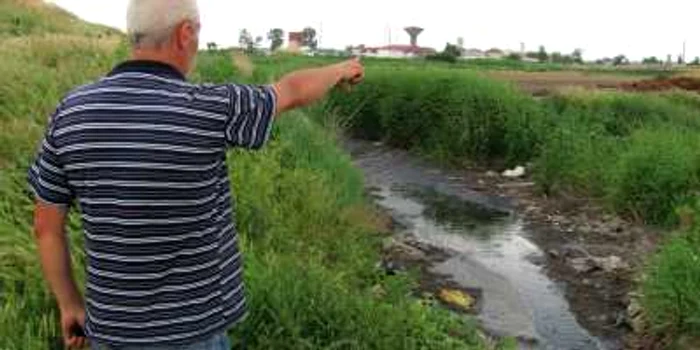 Pe canalele de deversare curg şi azi reziduuri