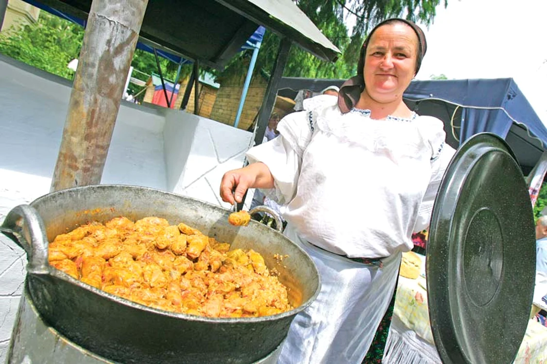 
    În parcul Cişmigiu,  expozanţii vă aşteaptă  cu sărmăluţe,  ouă şi cozonaci  