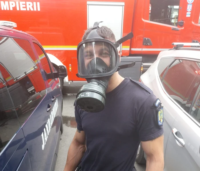 Locatarii au fost evacuați de jandarmi FOTO: Jandarmeria Brăila