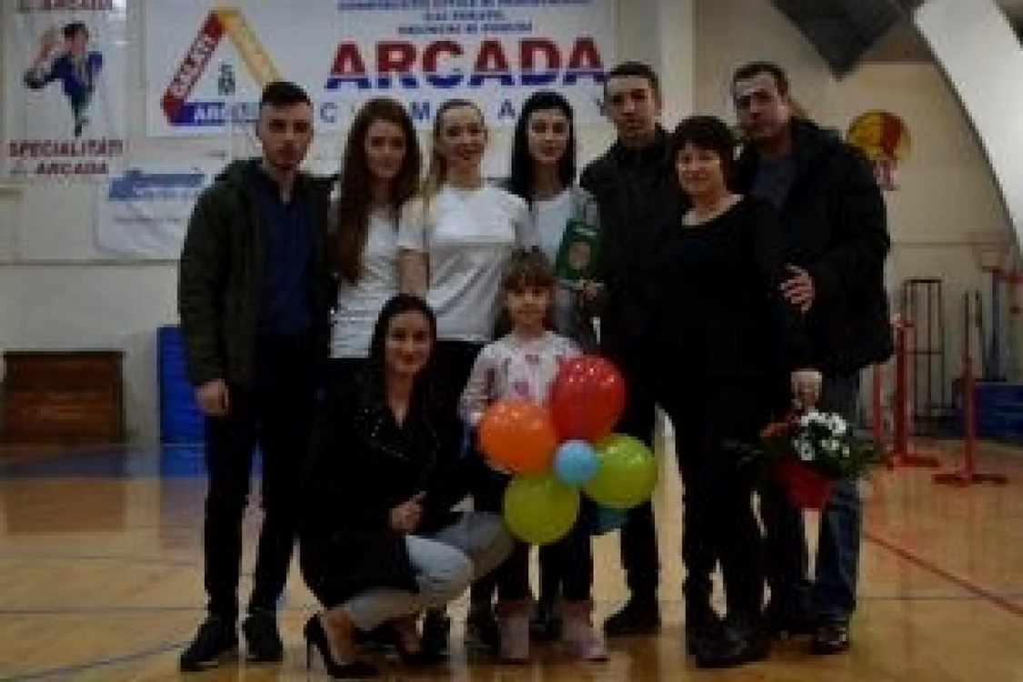 Studenţii şi profesorii de la FEFS alături de Bianca Ifrim Foto: UGAL