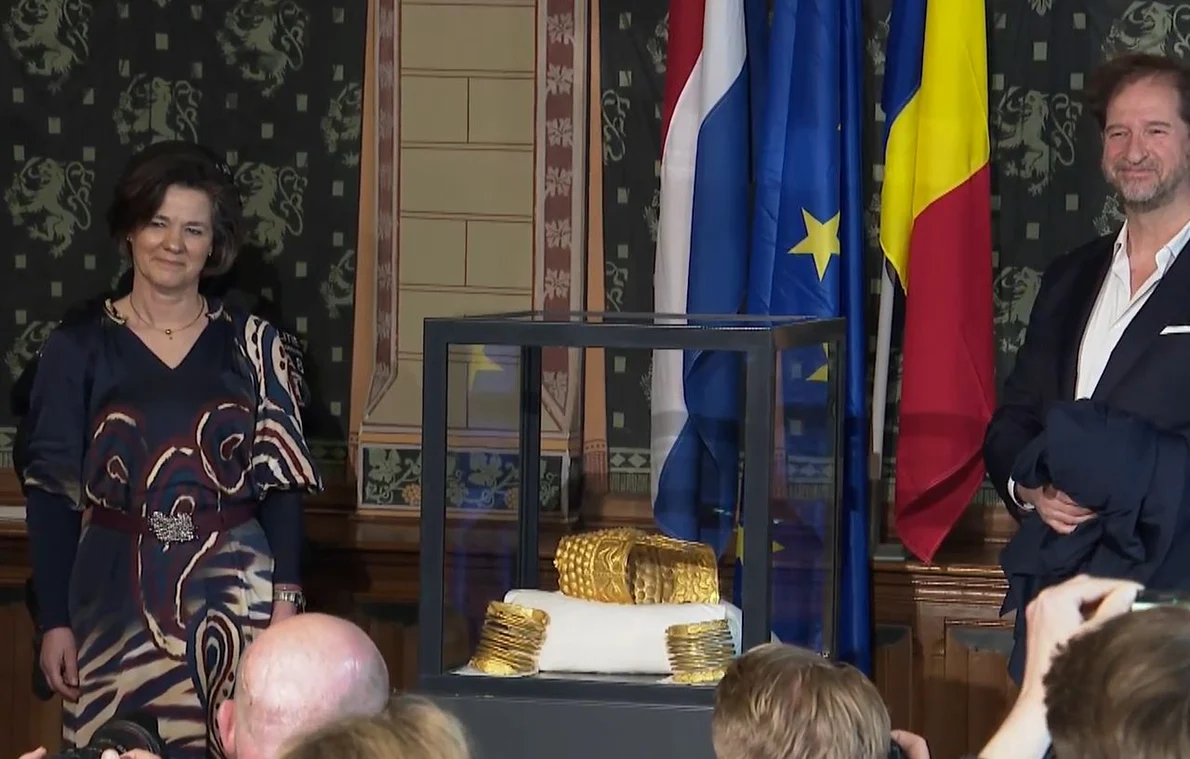 Coiful de la Coțofenești și două brățări dacice, recuperate de autoritățile olandeze, au fost prezentate în cardul unei conferințe de presă  (© captură video RTV Drenthe)