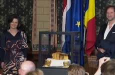 Coiful de la Coțofenești și două brățări dacice, recuperate de autoritățile olandeze, au fost prezentate în cardul unei conferințe de presă  (© captură video RTV Drenthe)