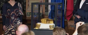 Coiful de la Coțofenești și două brățări dacice, recuperate de autoritățile olandeze, au fost prezentate în cardul unei conferințe de presă  (© captură video RTV Drenthe)